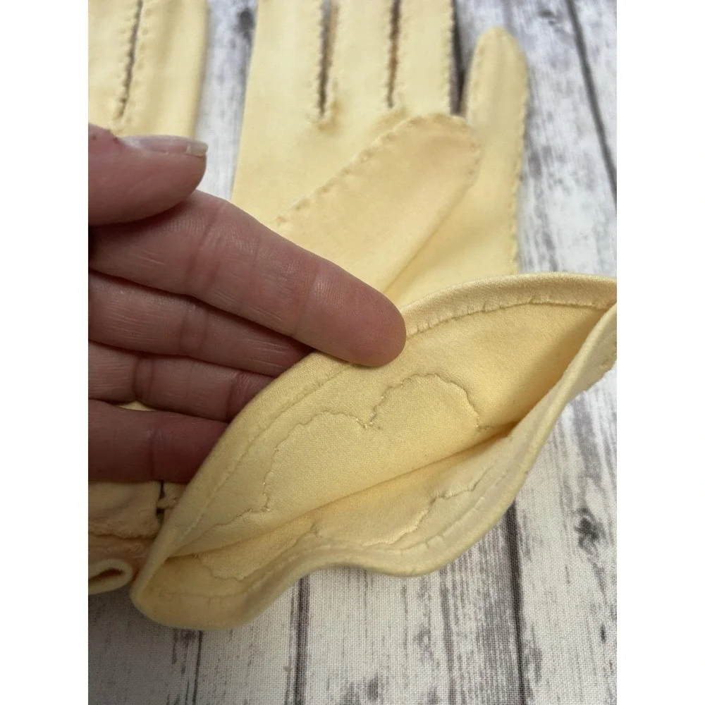1960s Vintage Womens Butter Yellow MCM Gloves Stitch Detailing SMALL